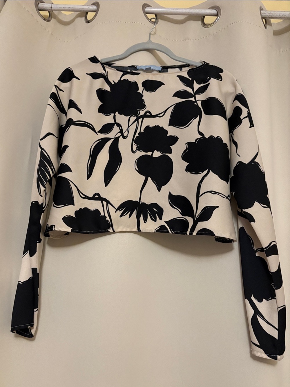 ANTONIO MELANI Black and Cream Floral Long-Sleeve Crop Top